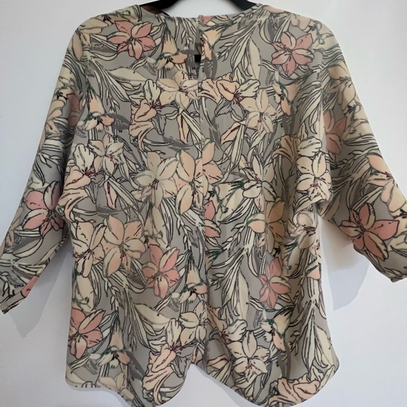 Zara shirt. Floral print. Size M. Waist:18” Length: 23” - Picture 3 of 5